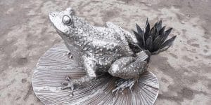 02_sculptura_iz_metalla_ljagushka
